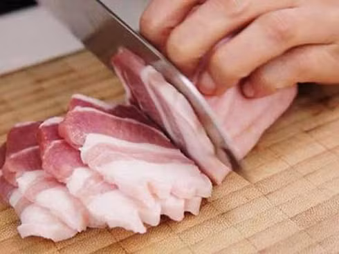 Người đàn ông bị viêm màng não, bác sĩ cảnh báo do mắc sai lầm khi chế biến thịt lợn