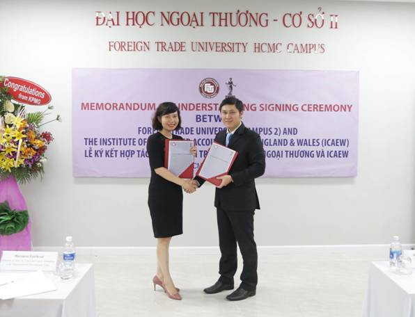Bà Đặng Thị Mai Trang, Trưởng đại diện ICAEW tại Việt Nam và TS. Phạm Hùng Cường, trưởng ban QLKH-HTQT Đại học Ngoại thương – Cơ sở II Bà Đặng Thị Mai Trang, Trưởng đại diện ICAEW tại Việt Nam và TS. Phạm Hùng Cường, trưởng ban QLKH-HTQT Đại học Ngoại thương – Cơ sở II