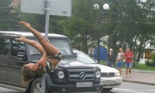 Khó hiểu hành động của người đẹp nơi công cộng.