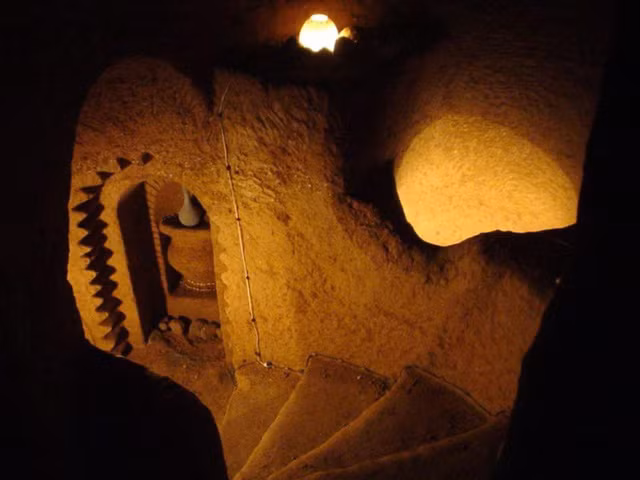 Căn hầm có một hệ thống cầu thang, hành lang dài