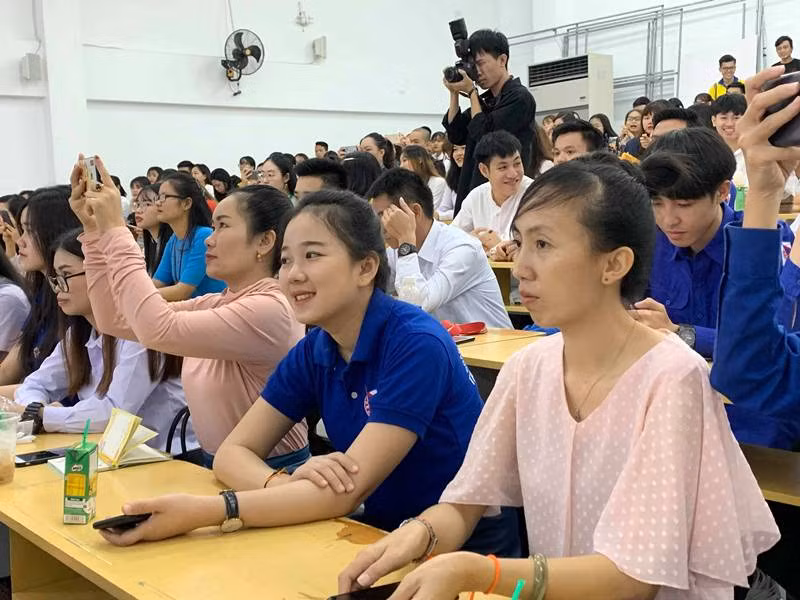 Các sinh viên nước CHDCND Lào tại buổi giao lưu văn hóa Các sinh viên nước CHDCND Lào tại buổi giao lưu văn hóa