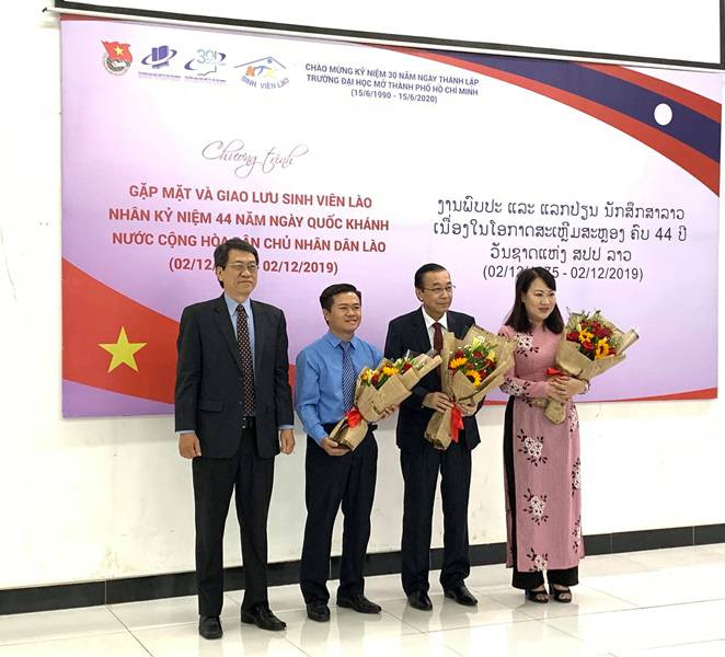 PGS.TS Vũ Hữu Đức- Phó hiệu trưởng Trường Đại học Mở TP.HCM (trái) tặng hoa cho các khách mời danh dự PGS.TS Vũ Hữu Đức- Phó hiệu trưởng Trường Đại học Mở TP.HCM (trái) tặng hoa cho các khách mời danh dự