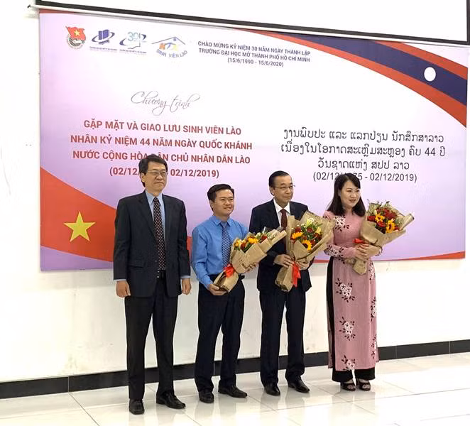 PGS.TS Vũ Hữu Đức- Phó hiệu trưởng Trường Đại học Mở TP.HCM (trái) tặng hoa cho các khách mời danh dự PGS.TS Vũ Hữu Đức- Phó hiệu trưởng Trường Đại học Mở TP.HCM (trái) tặng hoa cho các khách mời danh dự