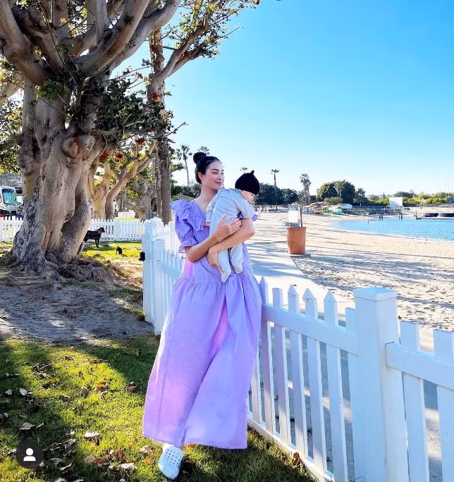 Phạm Hương rất mực cưng chiều con trai (ảnh FB nhân vật)