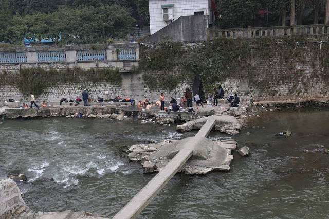 Tường che sập, vẫn điềm nhiên khỏa thân tắm suối nước nóng 