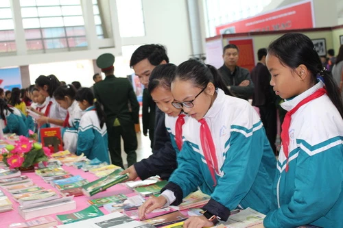 Buổi triển lãm thu hút đông đảo các đại biểu và các em học sinh tham quan. Ảnh: Nguyễn Quỳnh