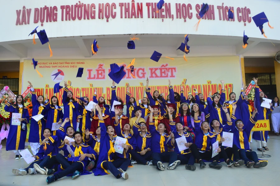 Học sinh Sóc Trăng nghẹn ngào trong lễ tri ân