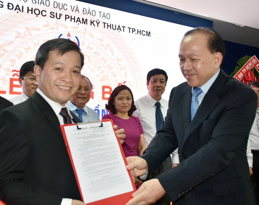 TS. Hà Hữu Phúc trao quyết định của Bộ GD&ĐT cho TS. Ngô Văn Thuyên TS. Hà Hữu Phúc trao quyết định của Bộ GD&ĐT cho TS. Ngô Văn Thuyên