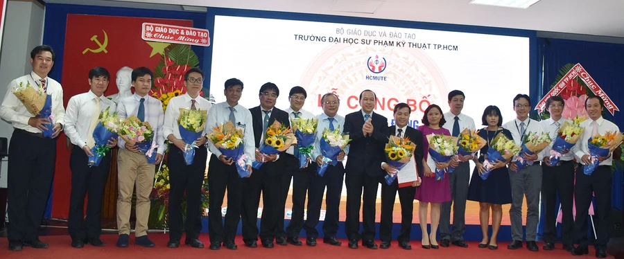 TS. Hà Hữu Phúc tặng hoa chúc mừng các thành viên Hội đồng trường HCMUTE nhiệm kỳ 2013-2018 