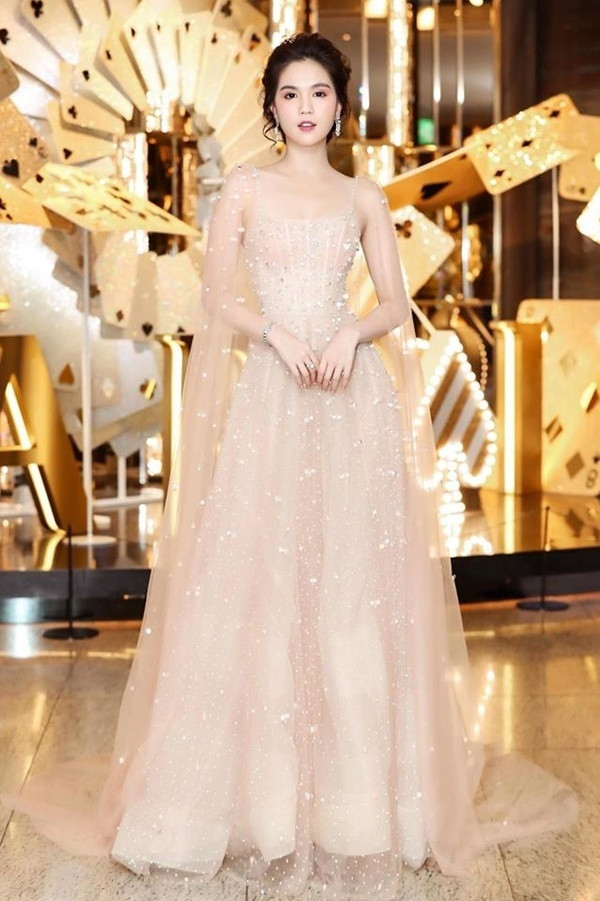 Chẳng cần hở hang sexy, Ngọc Trinh chỉ cần mặc thế này là đủ "hớp hồn" bao người ảnh 4 f