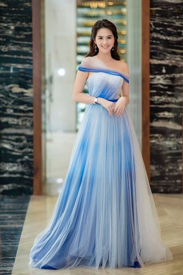 Chẳng cần hở hang sexy, Ngọc Trinh chỉ cần mặc thế này là đủ "hớp hồn" bao người ảnh 5 f