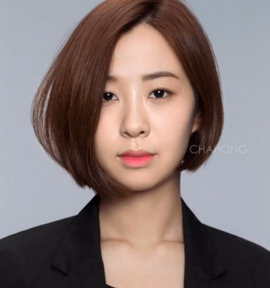 Bob lệch tầng nhấn phồng chân kết hợp nhuộm màu nâu hạt dẻ - trẻ trung, cá tính