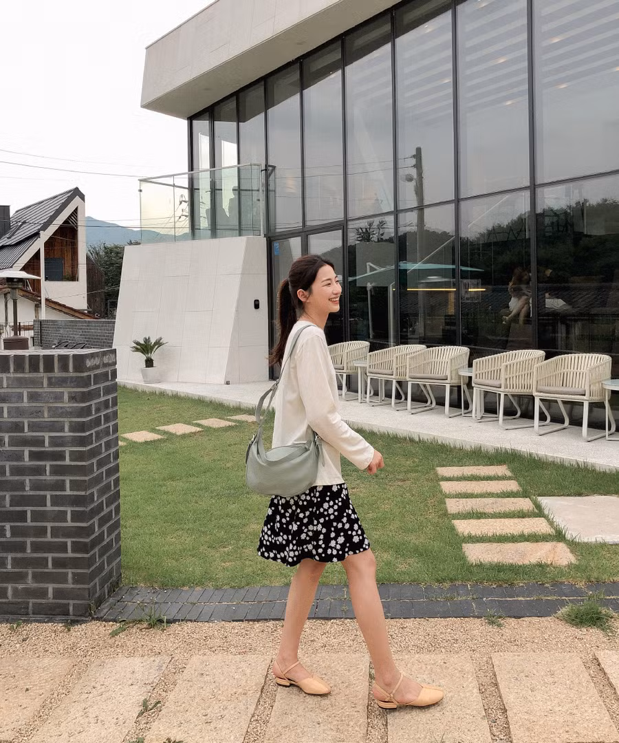 Diện váy, chị em cứ mix với 4 đôi giày sau thì cặp chân sẽ được kéo dài “ác liệt” ảnh 5