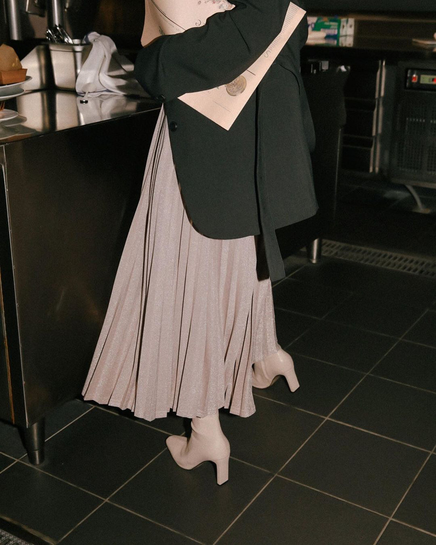 Diện váy, chị em cứ mix với 4 đôi giày sau thì cặp chân sẽ được kéo dài “ác liệt” ảnh 14 Diện váy, chị em cứ mix với 4 đôi giày sau thì cặp chân sẽ được kéo dài “ác liệt” ảnh 14