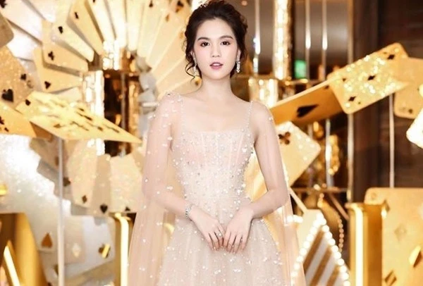 Tham dự đêm chung kết Miss Supranational Vietnam 2018 diễn ra tại Hàn Quốc, Ngọc Trinh trở thành tâm điểm thu hút truyền thông trong mẫu đầm hồng công chúa của NTK Chung Thanh Phong.