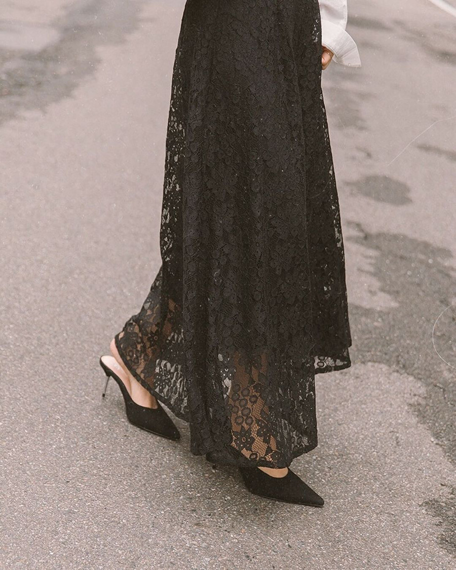 Diện váy, chị em cứ mix với 4 đôi giày sau thì cặp chân sẽ được kéo dài “ác liệt” ảnh 4 Diện váy, chị em cứ mix với 4 đôi giày sau thì cặp chân sẽ được kéo dài “ác liệt” ảnh 4