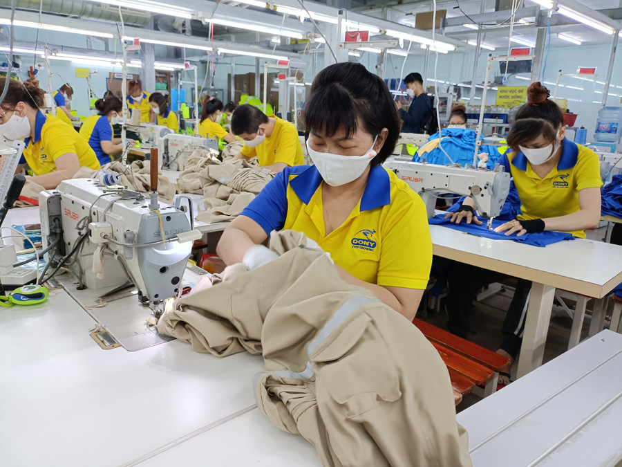 Lương tăng từ 1/7 nhưng giá cả hàng hóa cũng &quot;té nước theo mưa&quot;. (Ảnh: Quốc Hải)