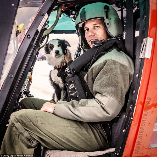 K9 Piper được vào hẳn trực thăng để K9 Piper được vào hẳn trực thăng để