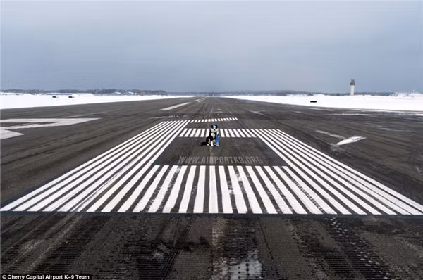 Ngả mũ trước nhân viên đường băng cool ngầu chất chơi nhất thế giới