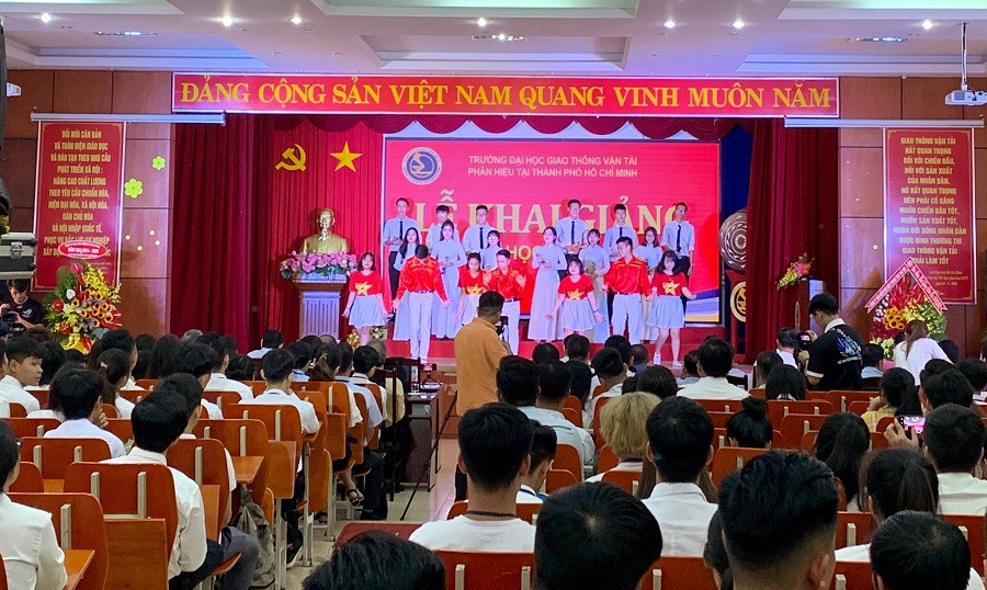 Một tiết mục văn nghệ của GV, sinh viên phân hiệu tại lễ khai giảng năm học mới Một tiết mục văn nghệ của GV, sinh viên phân hiệu tại lễ khai giảng năm học mới
