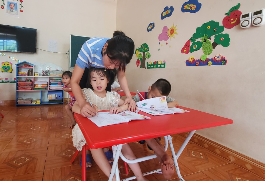 Tiết học viết của cô và trò tại cơ sở Mầm non Huyền Linh. Tiết học viết của cô và trò tại cơ sở Mầm non Huyền Linh.