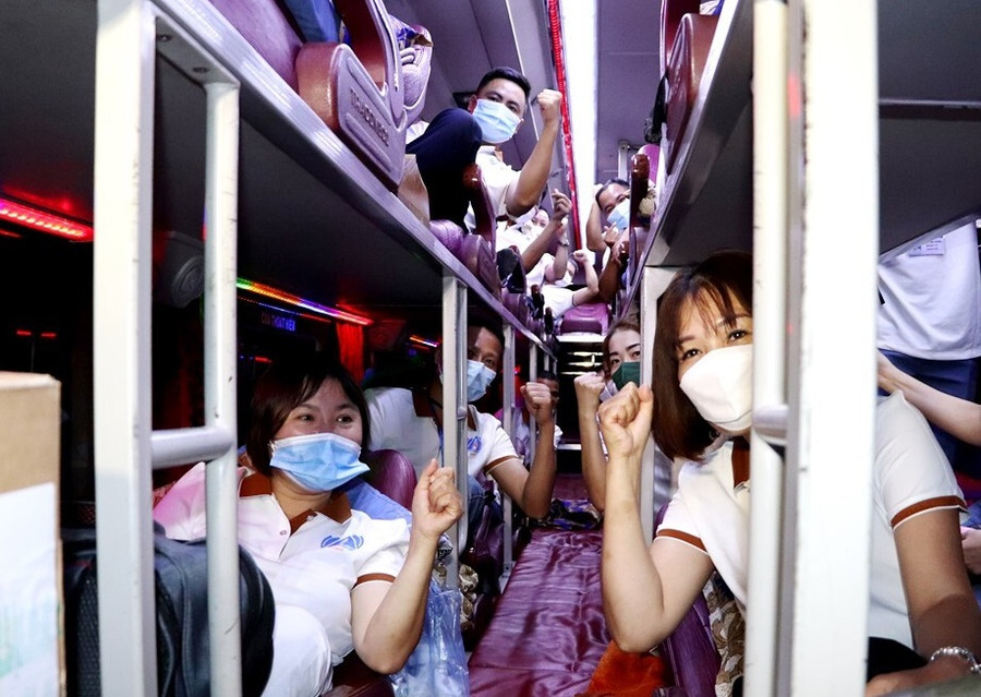 Các "chiến sĩ áo trắng" quyết tâm hoàn thành tốt nhiệm vụ hỗ trợ bình Dương chống dịch.