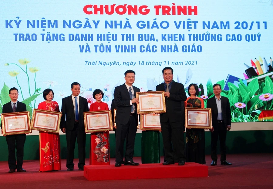 Thầy luôn được nhắc đến với hình ảnh một người tận tụy, tận tâm với nghề, dấn thân và truyền cảm hứng cho biết bao thế hệ giảng viên, sinh viên