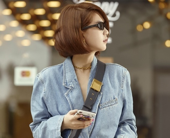 Trang phục oversize để thể hiện sự phá cách của Ngọc Trinh.