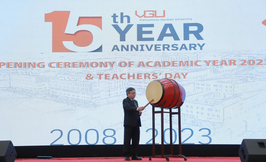 TS Hà Thúc Viên, Phó Hiệu trưởng phụ trách Trường ĐH Việt Đức đánh trống khai giảng năm học mới. TS Hà Thúc Viên, Phó Hiệu trưởng phụ trách Trường ĐH Việt Đức đánh trống khai giảng năm học mới.