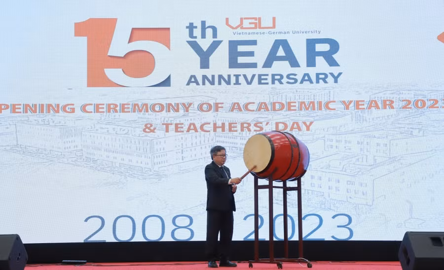 TS Hà Thúc Viên, Phó Hiệu trưởng phụ trách Trường ĐH Việt Đức đánh trống khai giảng năm học mới.