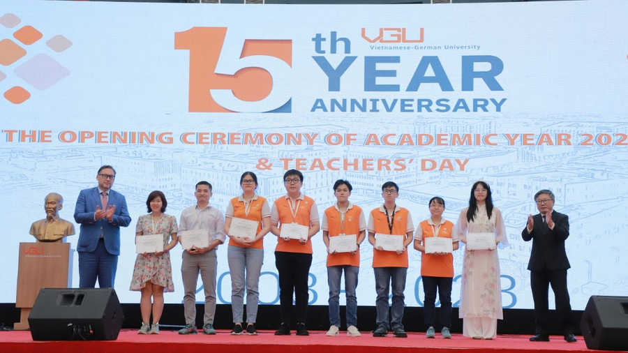 Tiến sĩ Josefine Wallat, Tổng Lãnh sự quán Cộng hòa Liên bang Đức tại TPHCM và TS Hà Thúc Viên, Phó hiệu trưởng phụ trách VGU trao học bổng cho tân sinh viên. Tiến sĩ Josefine Wallat, Tổng Lãnh sự quán Cộng hòa Liên bang Đức tại TPHCM và TS Hà Thúc Viên, Phó hiệu trưởng phụ trách VGU trao học bổng cho tân sinh viên.