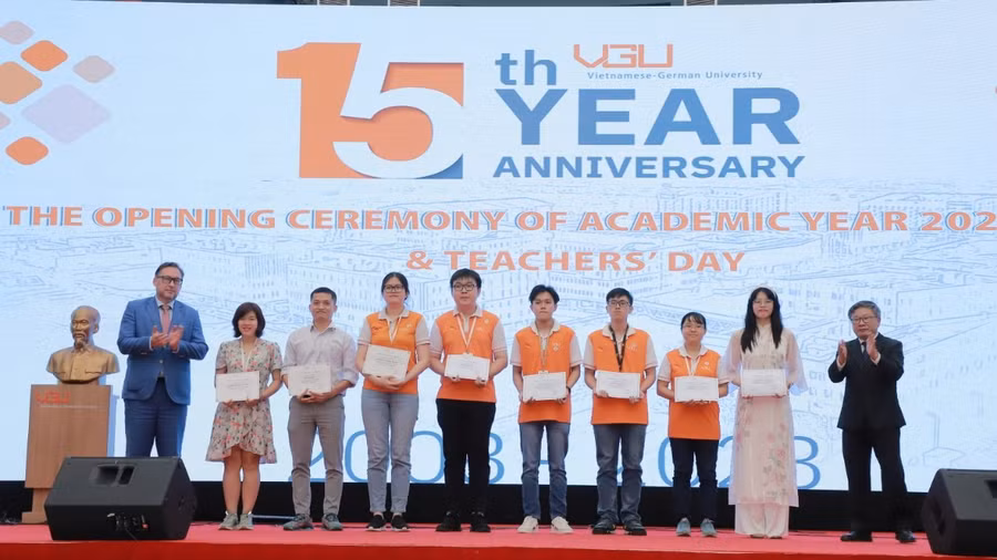 Tiến sĩ Josefine Wallat, Tổng Lãnh sự quán Cộng hòa Liên bang Đức tại TPHCM và TS Hà Thúc Viên, Phó hiệu trưởng phụ trách VGU trao học bổng cho tân sinh viên.