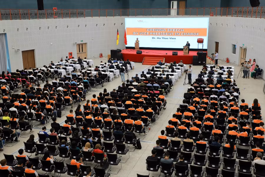 Quang cảnh lễ khai giảng và kỷ niệm 15 năm thành lập VGU.