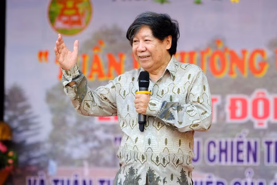 Nhà sử học Lê Văn Lan giao lưu với học sinh trường THCS Bế Văn Đàn