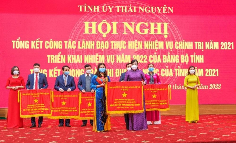Với những cống hiến bền bỉ nhà trường vinh dự nhận được nhiều phần thưởng cao quý.