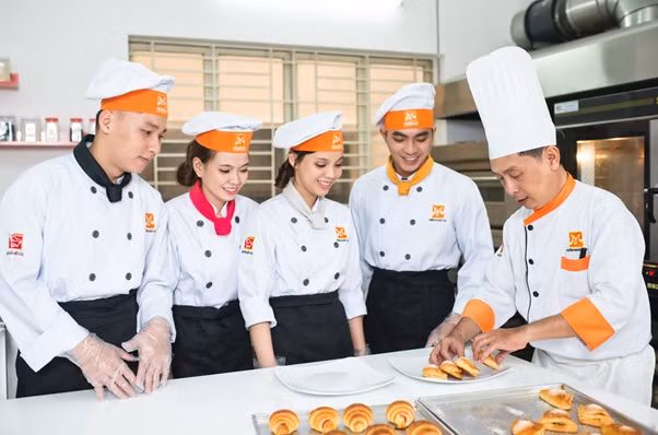 Học nghề là xu hướng lựa chọn mới của nhiều bạn trẻ khi thời gian học tập ngắn, nhu cầu lao động cao (Ảnh minh họa)