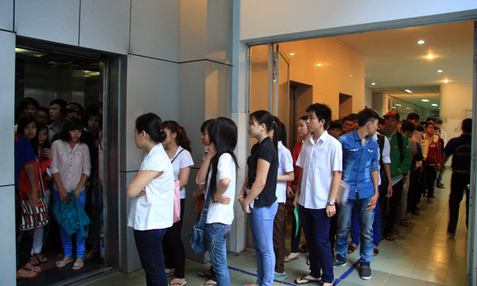 Văn hóa xếp hàng thang máy (Ảnh: Internet) Văn hóa xếp hàng thang máy (Ảnh: Internet)