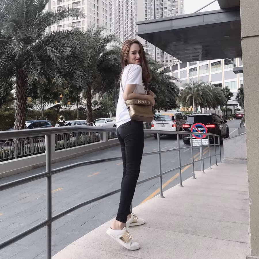 Làm chủ công thức diện đồ đen - trắng với 13 ý tưởng từ sao nữ Việt, và style của bạn sẽ lên đời thấy rõ-2