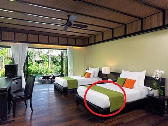 Cứ tưởng để chơi, hóa ra đây mới là tác dụng thật của khăn trải ngang giường khách sạn ảnh 1 cu tuong de choi, hoa ra day moi la tac dung that cua khan trai ngang giuong khach san - 1