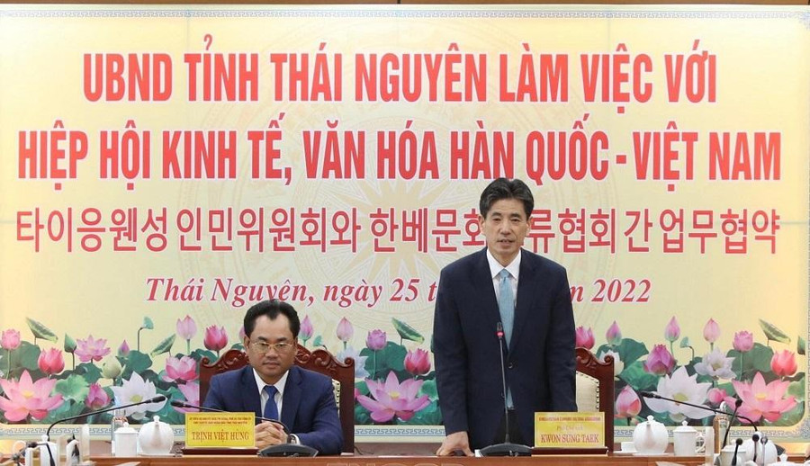 Ông Kwon Sung Taek - Phó Chủ tịch Hiệp hội Giao lưu Kinh tế, Văn hóa Hàn Quốc - Việt Nam (Bên phải) Ông Kwon Sung Taek - Phó Chủ tịch Hiệp hội Giao lưu Kinh tế, Văn hóa Hàn Quốc - Việt Nam (Bên phải)