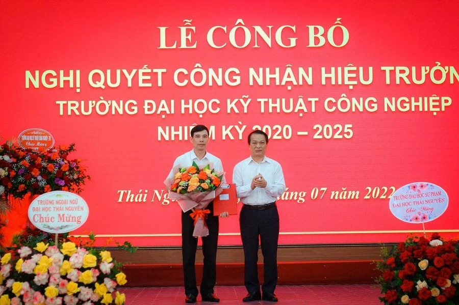 GS.TS Phạm Hồng Quang – Chủ tịch Hội đồng Đại học Thái Nguyên trao quyết định bổ nhiệm Hiệu trưởng trường Đại học Kỹ thuật Công nghiệp cho TS. Đỗ Trung Hải