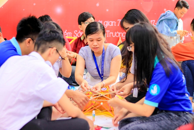 Công tác chuẩn bị đang hối hả hơn bao giờ hết cho kịp tiến độ để mang đến cho những trẻ em khó khăn nụ cười trong đêm trung thu ấm áp