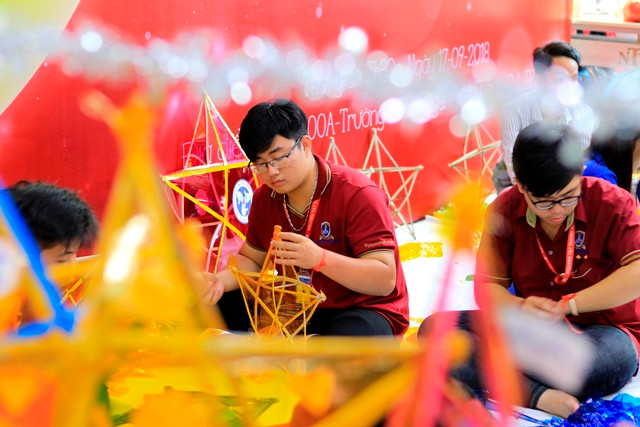 Sinh viên Trường ĐH Nguyễn Tất Thành đang làm lồng đèn