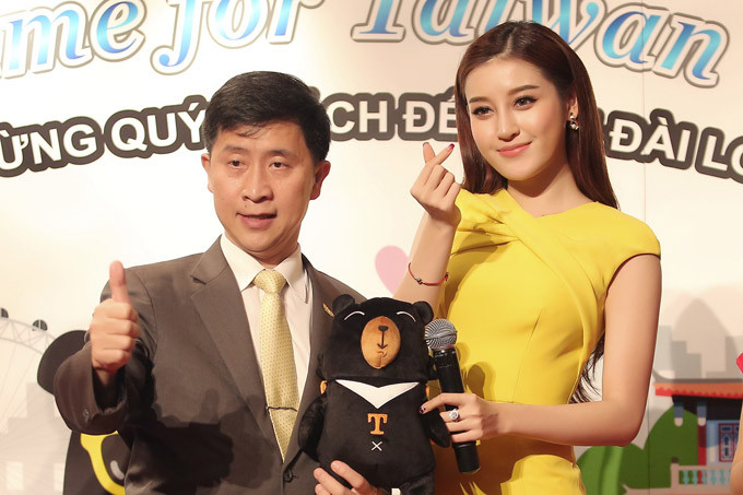 Huyền My tươi tắn chụp hình với đại diện của Cục du lịch Đài Loan tại event.