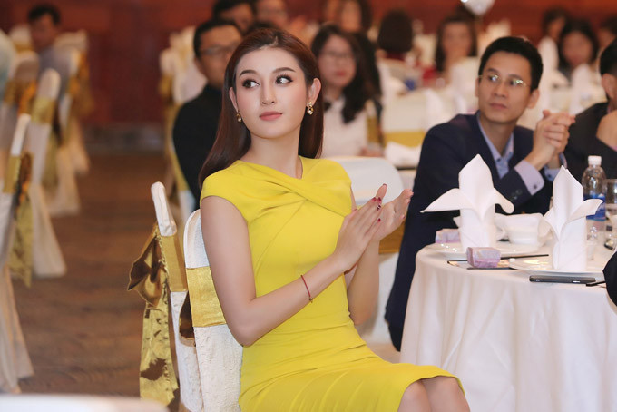 Làm khách mời tại sự kiện tối qua, Á hậu chăm chú ngồi theo dõi chương trình cùng các vị khách.