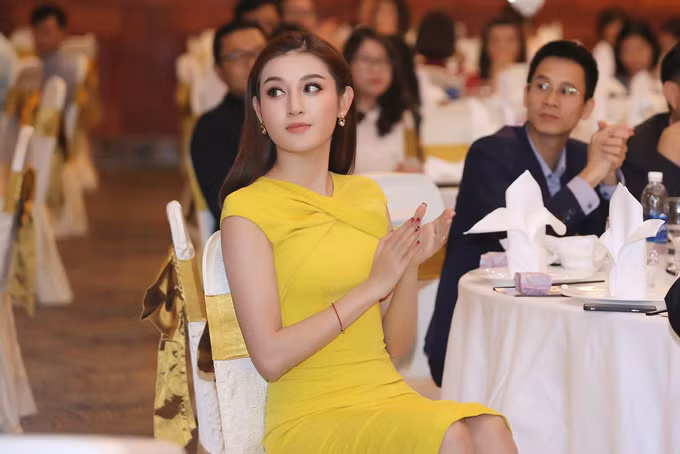 Làm khách mời tại sự kiện tối qua, Á hậu chăm chú ngồi theo dõi chương trình cùng các vị khách.