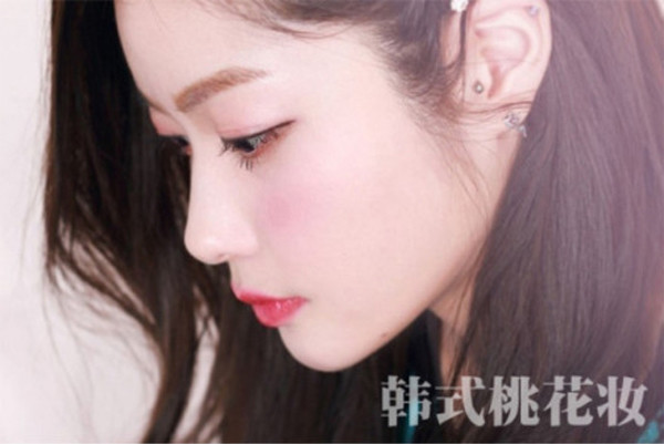 Kiểu trang điểm monotone - sử dụng cùng một màu cho mắt, má và môi rất được ưa chuộng thời gian gần đây. Phong cách trang điểm này rấttiện lợi, vừa tiết kiệm thời gian phối màu, vừa tạo vẻ đẹp dịu dàng, tươi tắn, thích hợp cho môi trường văn phòng. Dù không thành thạo việc trang điểm lắm bạn cũng có thể tự "biến hình" cho mình với những thao tác đơn giản dưới đây. Kiểu trang điểm monotone - sử dụng cùng một màu cho mắt, má và môi rất được ưa chuộng thời gian gần đây. Phong cách trang điểm này vừa tiện lợi, tiết kiệm thời gian phối màu, vừa tạo vẻ đẹp dịu dàng, tươi tắn, thích hợp cho môi trường văn phòng.