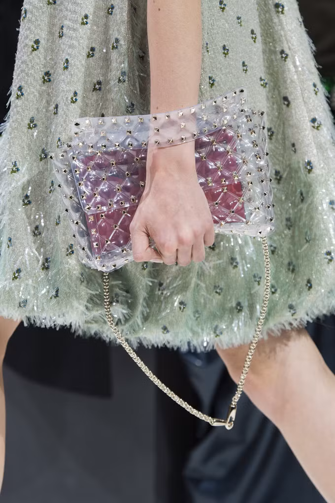 Phụ kiện nhựa trong suốt lên ngôi hè 2018