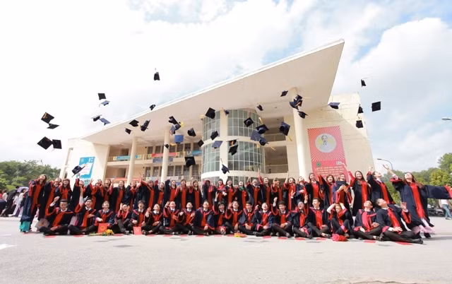 Gần 25 tỉ đồng học bổng và hỗ trợ tân sinh viên 