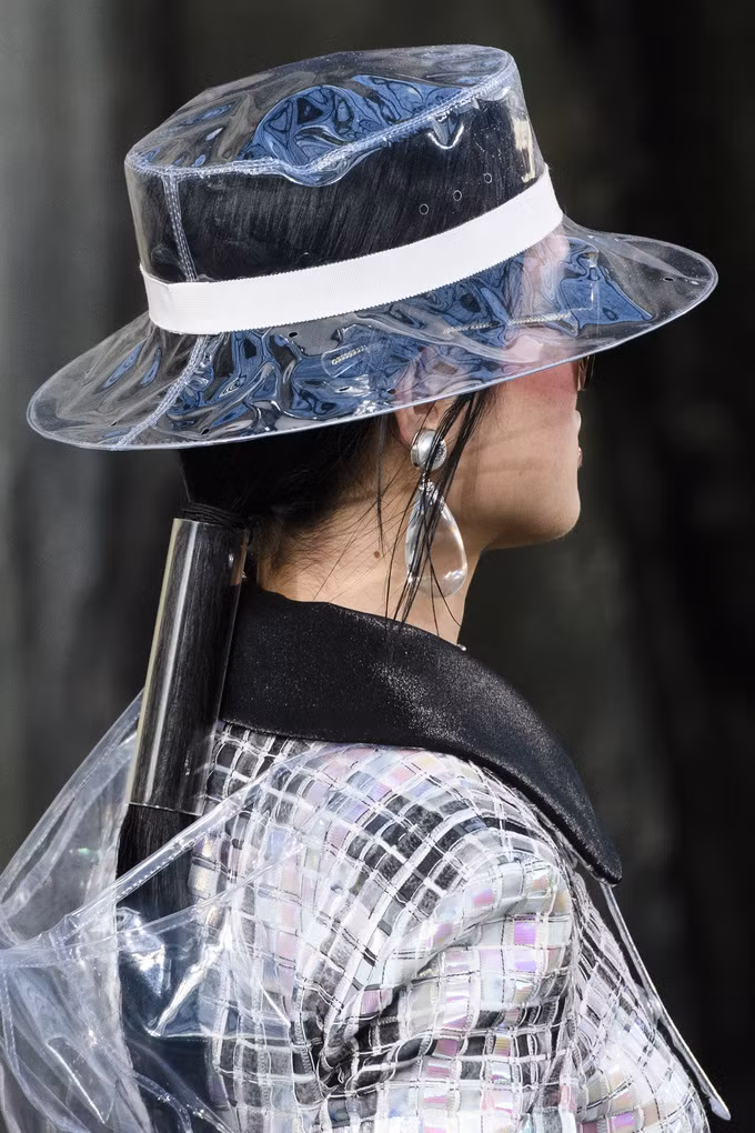 Phụ kiện nhựa trong suốt lên ngôi hè 2018